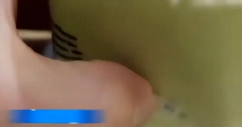 Khách hàng hoảng hốt phát hiện hóa đơn trong ly trà sữa, cửa hàng trưởng nói 'uống cũng không sao'