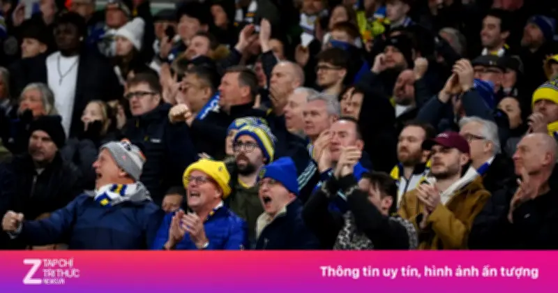 CĐV Leeds La Ó Khi Trận Đấu Bị Ngắt Quãng Để Cầu Thủ Man City Phá Chay Ramadan