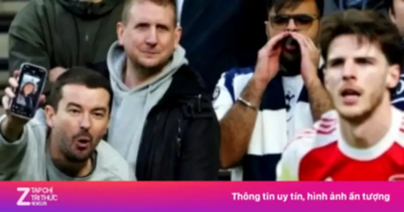 CĐV Tottenham gây sốc khi giơ ảnh vợ Declan Rice trong trận derby Bắc London