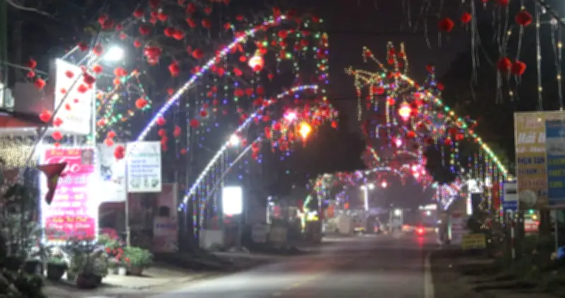 Cây nêu rực sáng ở Phú Thọ: Nét đẹp truyền thống giao thoa với ánh đèn hiện đại