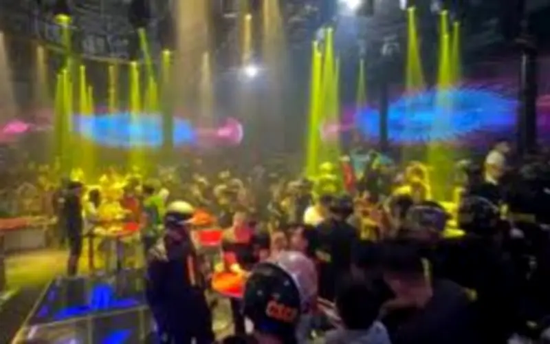 Công an TP.HCM bất ngờ kiểm tra quán bar, phát hiện 17 người dương tính ma túy