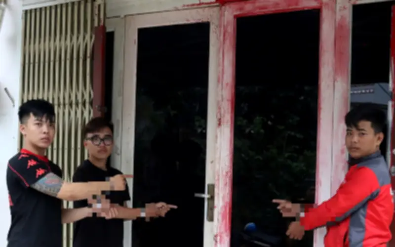 Công an TP.HCM tạm giữ ba thanh niên tạt sơn đòi nợ thuê, cảnh báo tín dụng đen