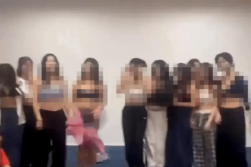 Công ty Hà Nội gây tranh cãi với hoạt động catwalk nội y trong văn phòng