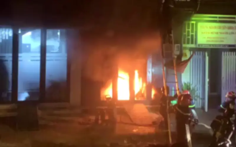 Căn nhà TP.HCM cháy rạng sáng, cảnh sát giải cứu 4 người mắc kẹt an toàn