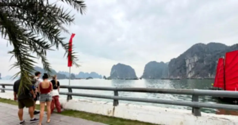 Cảnh tượng hiếm gặp sau 30 năm: Thuyền buồm đỏ rực trở lại vịnh Hạ Long