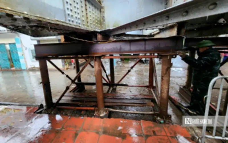 Cầu Long Biên Hư Hỏng Nghiêm Trọng: Khẩn Trương Sửa Chữa Trong Thời Tiết Khắc Nghiệt