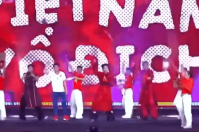 Cầu thủ Đình Bắc gây bão mạng với màn nhảy 'sượng trân' tại lễ trao giải