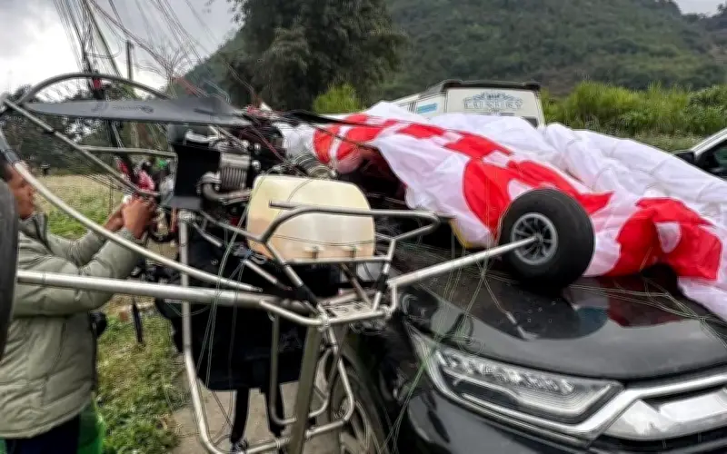 Dù lượn gắn động cơ rơi trúng ô tô tại Tuyên Quang trong buổi tập luyện