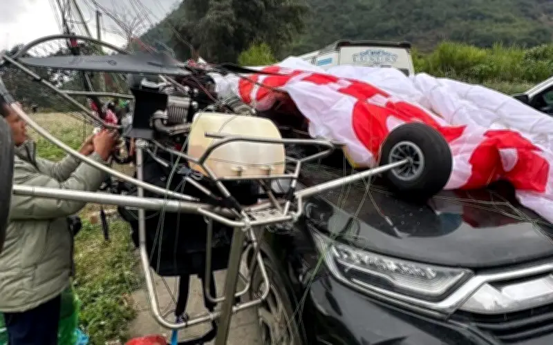 Dù lượn động cơ rơi trúng ô tô ở Hà Giang, suýt gây tai nạn nghiêm trọng