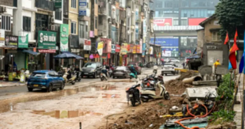 Dự án 400 tỷ ở Hà Nội ngổn ngang sau Tết, dân lội bùn, bắc ván vào nhà