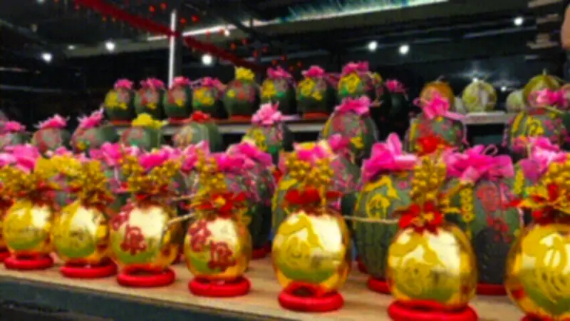 Dưa hấu, dừa 'khoác áo vàng' chữ Phúc Lộc Thọ hút khách cận Tết