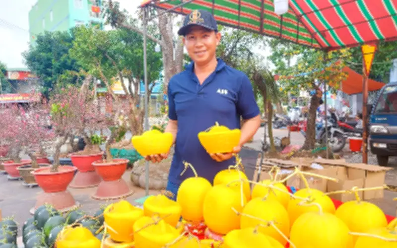 Dưa Hấu Tạo Hình Độc Lạ 'Cháy Hàng' Dịp Tết Bính Ngọ 2026, Giá Cao Ngất Ngưởng