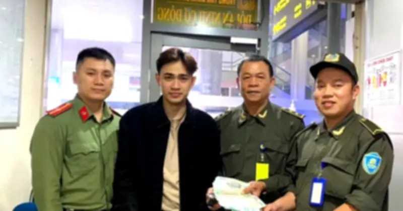Công an Đà Nẵng trao trả 62,4 triệu đồng và đồng hồ Breitling cho hành khách bỏ quên