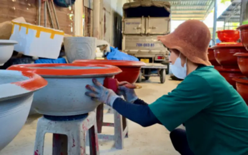 Xưởng chậu cảnh Đắk Lắk tất bật sơn chậu phục vụ nhu cầu Tết Nguyên đán