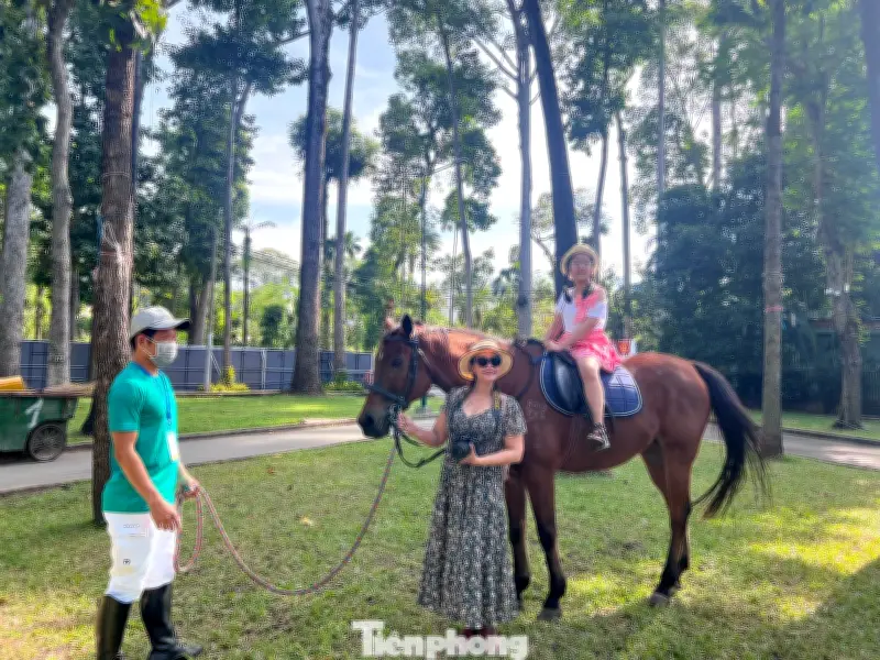 Dịch vụ cưỡi ngựa chụp ảnh tại công viên Tao Đàn thu hút đông đảo du khách