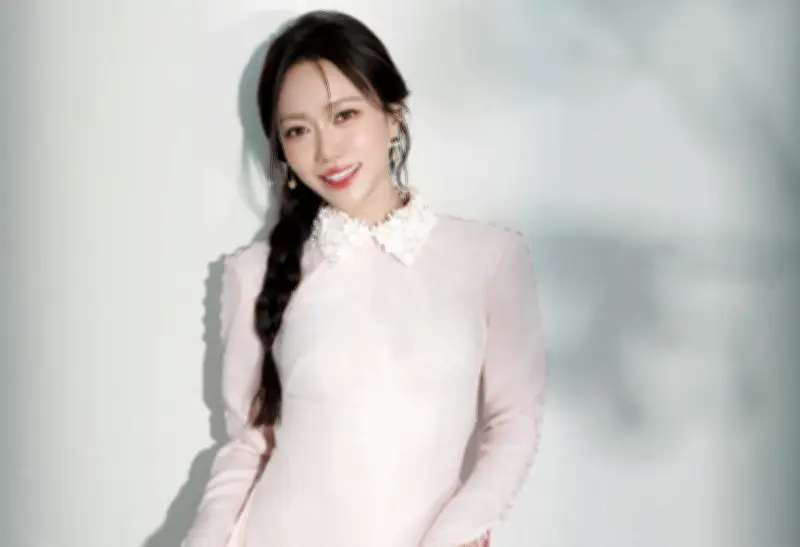 Diệu Nhi rạng rỡ trong áo dài hồng pastel, chia sẻ lòng biết ơn và dự định năm 2026