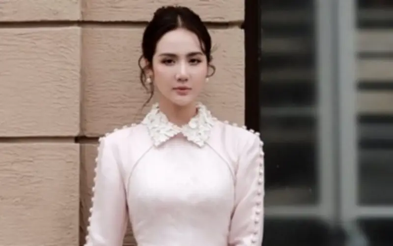 Diện Áo Dài Hồng Pastel Thanh Lịch Như Huyền Lizzie