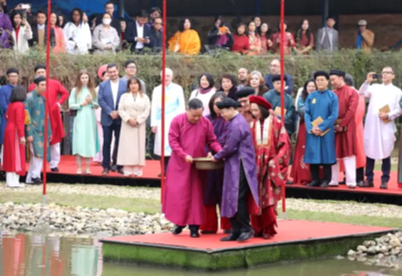 Các nhà ngoại giao khám phá nghi lễ đón Tết cổ truyền tại Hoàng thành Thăng Long