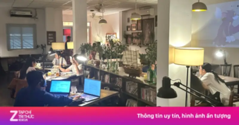 Dân văn phòng và học sinh 'cắm rễ' quán cà phê TP.HCM ngày cuối năm để chạy deadline