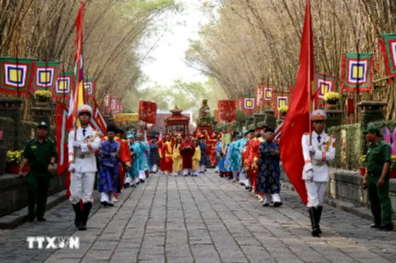 Dâng Bánh Tét Lên Quốc Tổ Hùng Vương Và Đức Lê Thành Hầu Nguyễn Hữu Cảnh