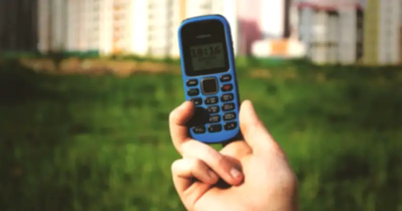 Dùng iPhone đắt tiền vẫn mang theo điện thoại 'cục gạch': 5 lý do bất ngờ