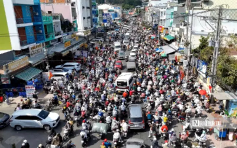 Dòng người hành hương đổ về Miếu Bà Chúa Xứ Núi Sam cầu bình an đầu năm Bính Ngọ 2026