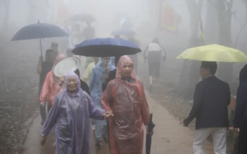 Dòng người đổ về Am Tiên trước lễ 'mở cổng trời' dù mưa phùn mờ ảo