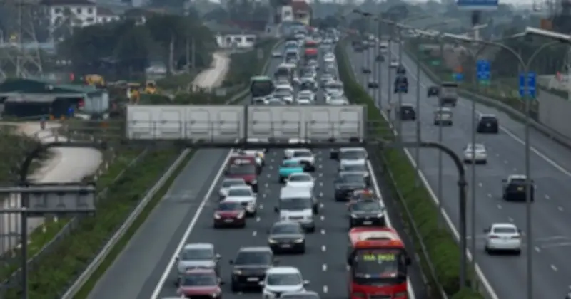 Dòng người đổ về Hà Nội sớm tránh kẹt xe, giao thông ùn tắc cục bộ