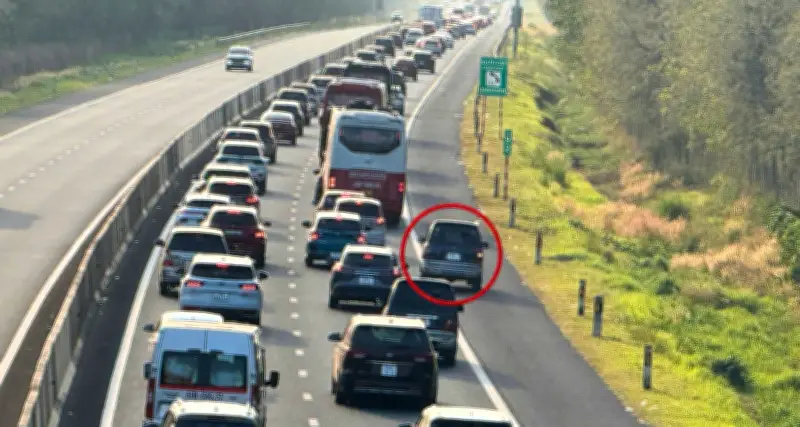 Dòng ô tô ùn ứ trên cao tốc về TP.HCM, tài xế bất chấp chạy vào làn khẩn cấp