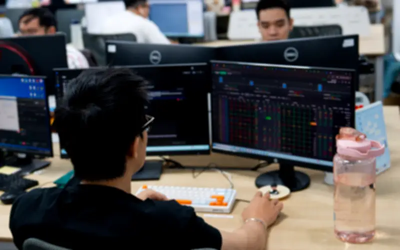 Dòng Tiền Chọn Lọc Trước Tết: Dầu Khí Thống Lĩnh, Bất Động Sản Chịu Áp Lực