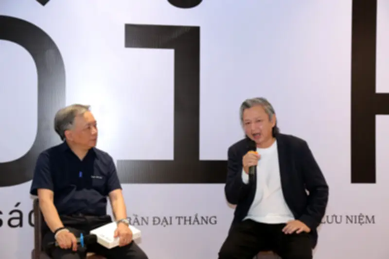 Dựng tượng và họa sĩ Trần Đại Thắng vẽ chân dung những người làm sạch môi trường