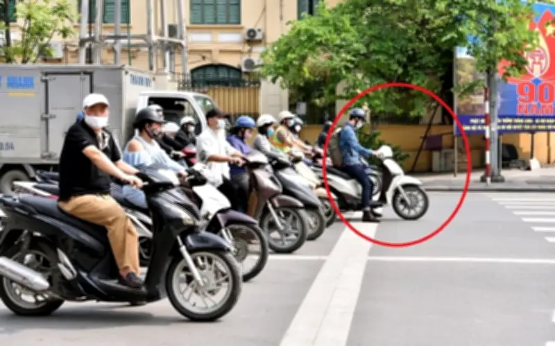 Dừng xe đè vạch khi đèn đỏ: Vi phạm nghiêm trọng, phạt nặng theo Nghị định 168