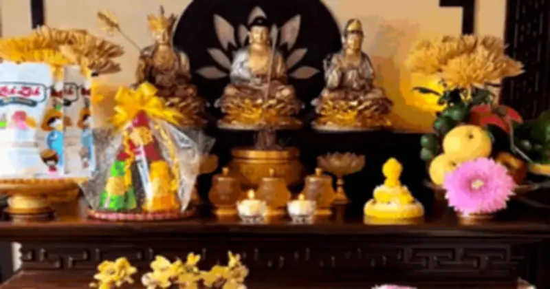 Doãn Hải My - Đoàn Văn Hậu trang trí bàn thờ đẹp mắt ngày 23 tháng Chạp