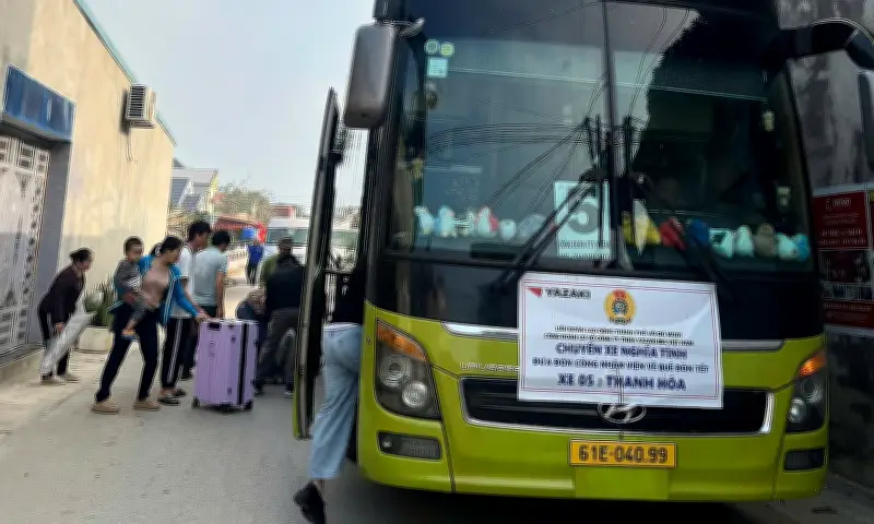 Doanh nghiệp TP HCM đưa xe về quê đón công nhân trở lại sau Tết, ổn định sản xuất