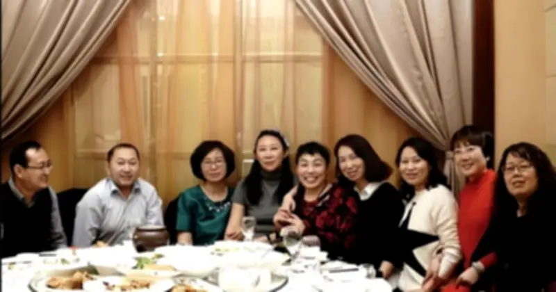 Doanh nhân thành đạt bật khóc trong họp lớp, lộ mặt trái của cuộc sống giàu sang