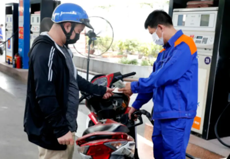 Giá xăng dầu trong nước dự báo tăng nhẹ từ ngày 12/2, Singapore neo cao