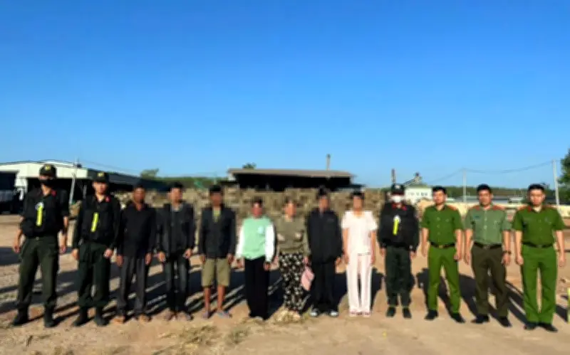 Đồng Nai trao trả 7 công dân Campuchia lao động trái phép, phạt 138 triệu đồng