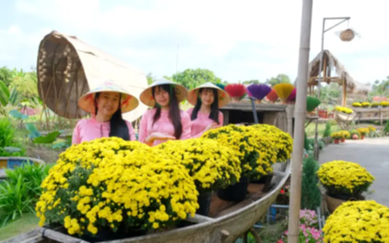 Du lịch Đồng Tháp rộn ràng ngày giáp Tết, du khách nườm nượp chụp ảnh và mua sắm