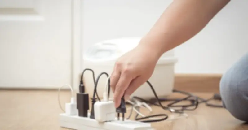 Dấu hiệu ổ cắm chống sốc điện sắp hỏng và cách phòng tránh cháy nổ