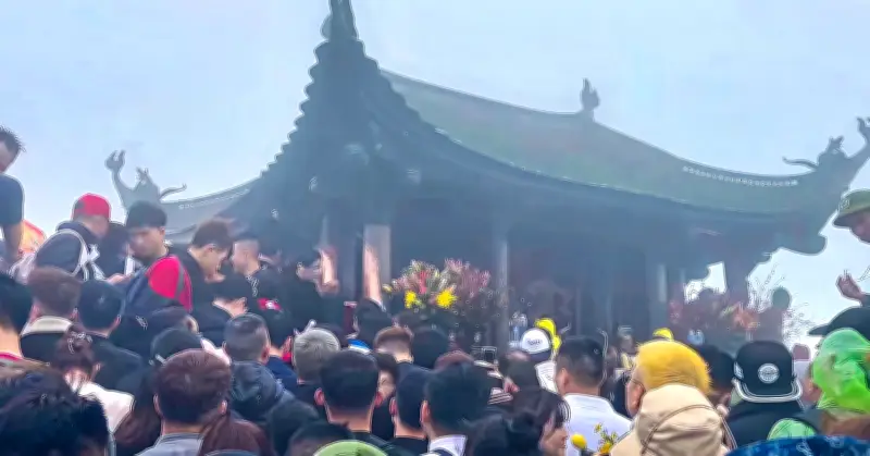Du khách chen chân tại Yên Tử mùng 6 Tết Nguyên đán Bính Ngọ