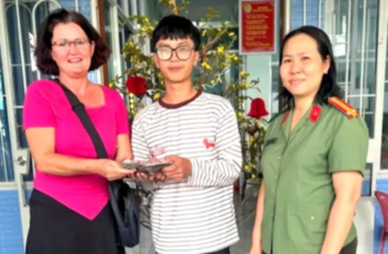 Du khách Na Uy và Công an phường Bắc Nha Trang trao trả ví tiền cho người đánh rơi