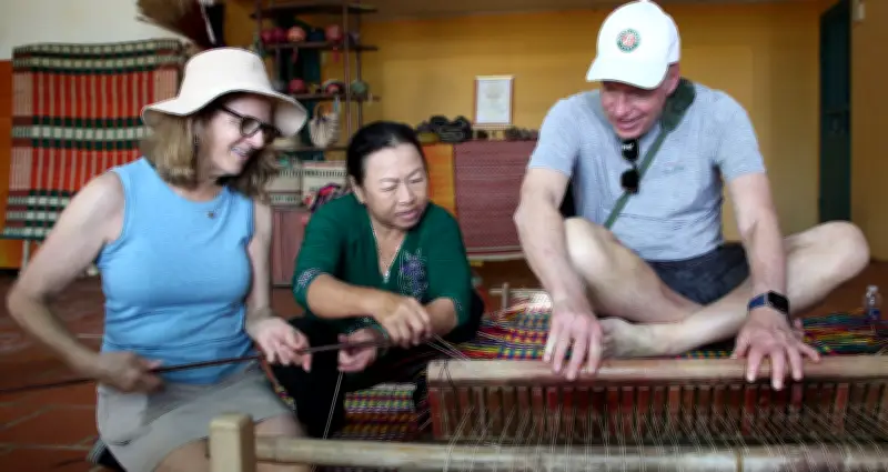 Du khách nước ngoài hào hứng học làm móc đét chiếu cói tại Hội An