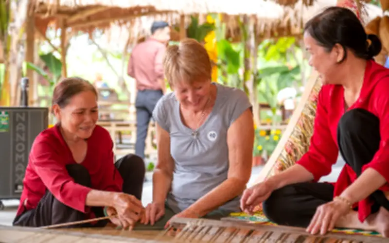 Du khách Nha Trang đổ về điểm du lịch hoài niệm, trải nghiệm văn hóa dân gian