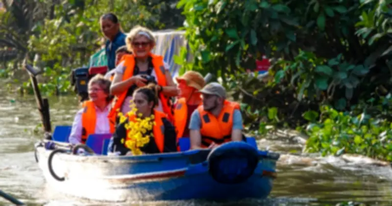 Du khách quốc tế khám phá Tết miệt vườn miền Tây qua hành trình ghe nhỏ