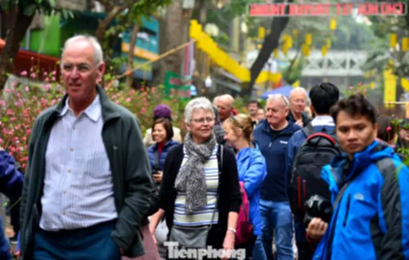 Du khách quốc tế đắm chìm trong không khí Tết cổ truyền tại Hà Nội