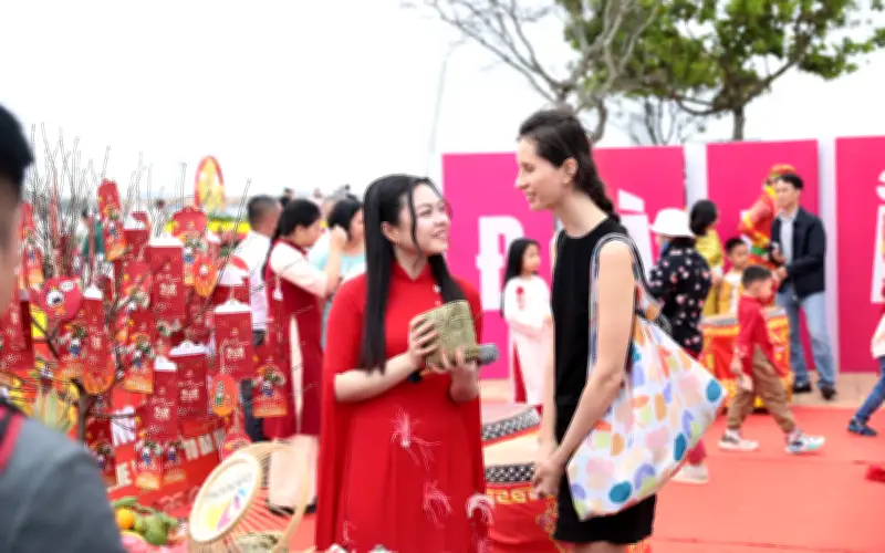 Du khách quốc tế đón Tết tại Đà Nẵng nhận bánh chưng, lì xì may mắn