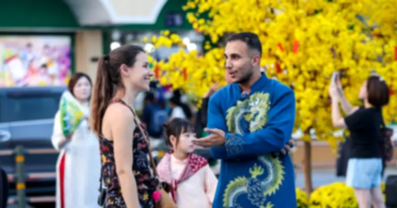 Du khách quốc tế ngỡ ngàng trước không khí Tết rộn ràng giữa lòng TP.HCM