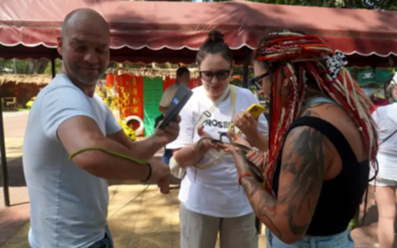 Du khách quốc tế thích thú chụp ảnh cùng rắn tại Trại rắn Đồng Tâm