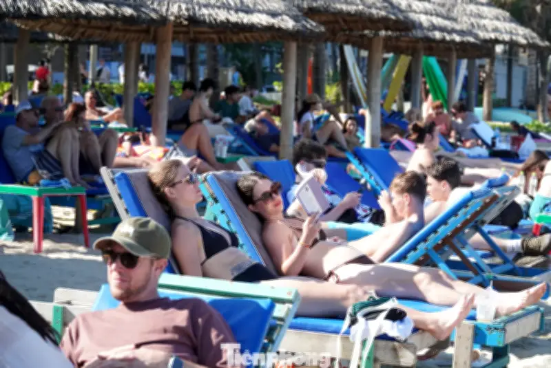 Du khách quốc tế đổ về biển Đà Nẵng nườm nượp dịp áp Tết, bãi tắm kín chỗ