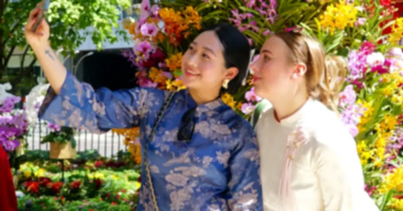 Du khách quốc tế đổ về đường hoa Nguyễn Huệ trải nghiệm không khí Tết Việt